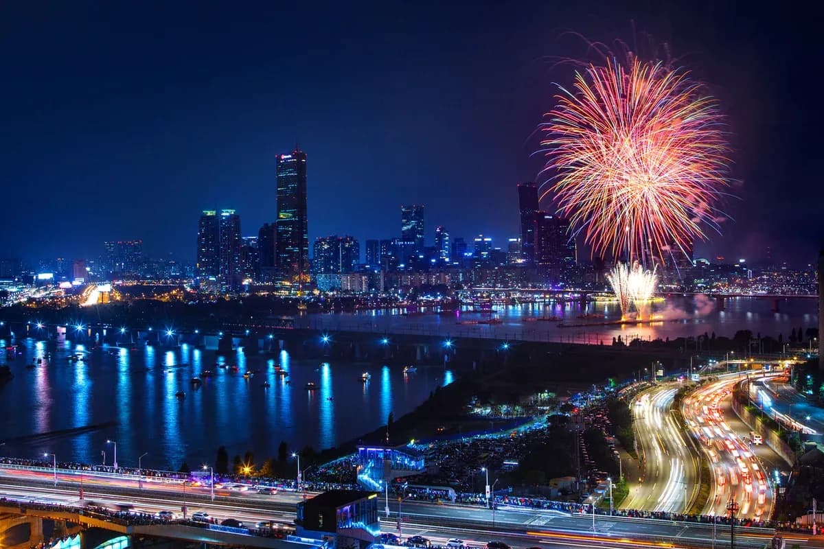 Yeouido Hangang Park riverside cherry blossom picnic