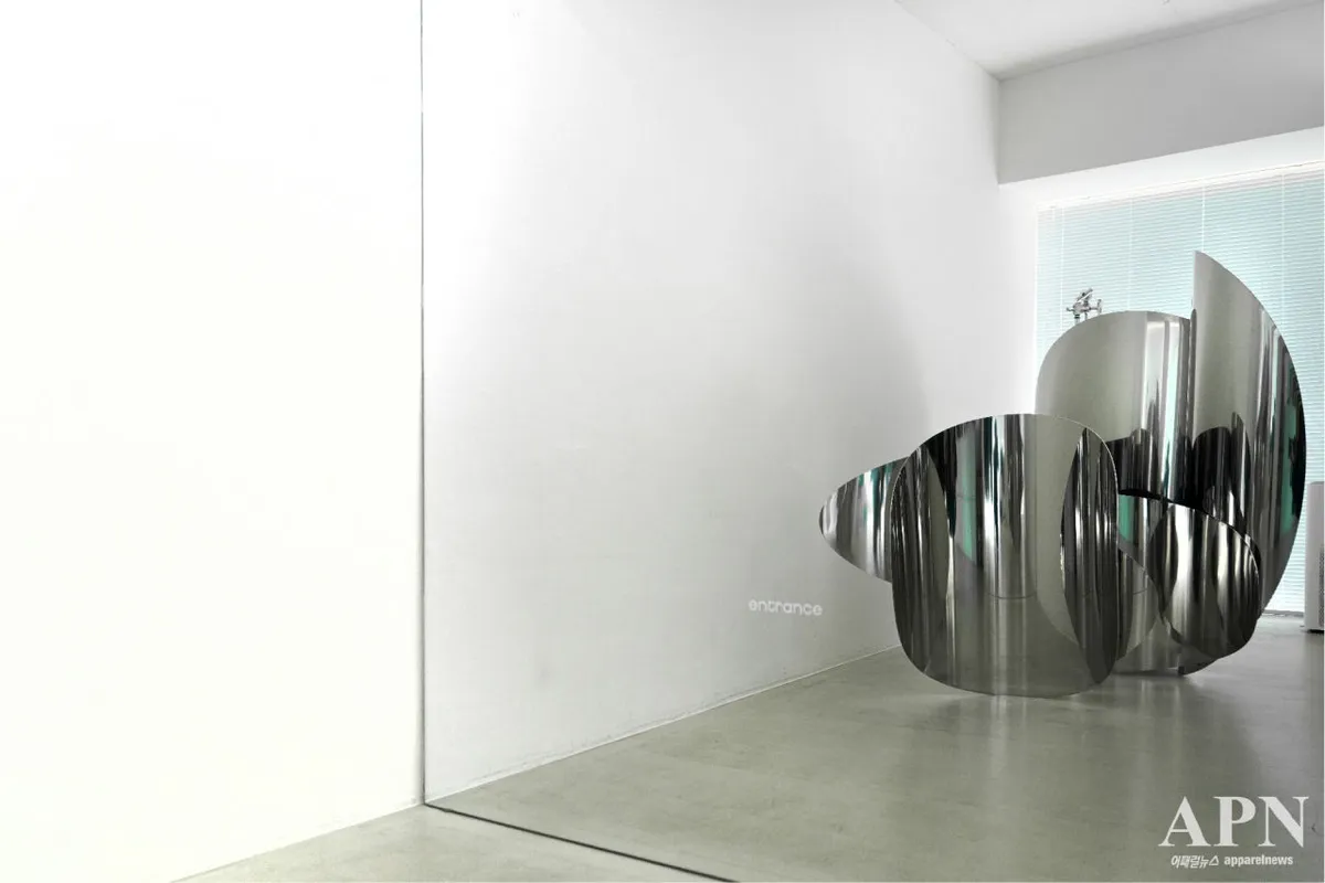 Entrance Seongsu interior with round hanging racks and large mirror photo zone
