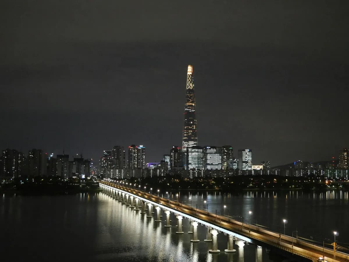 Lotte World Tower Seoul skyline