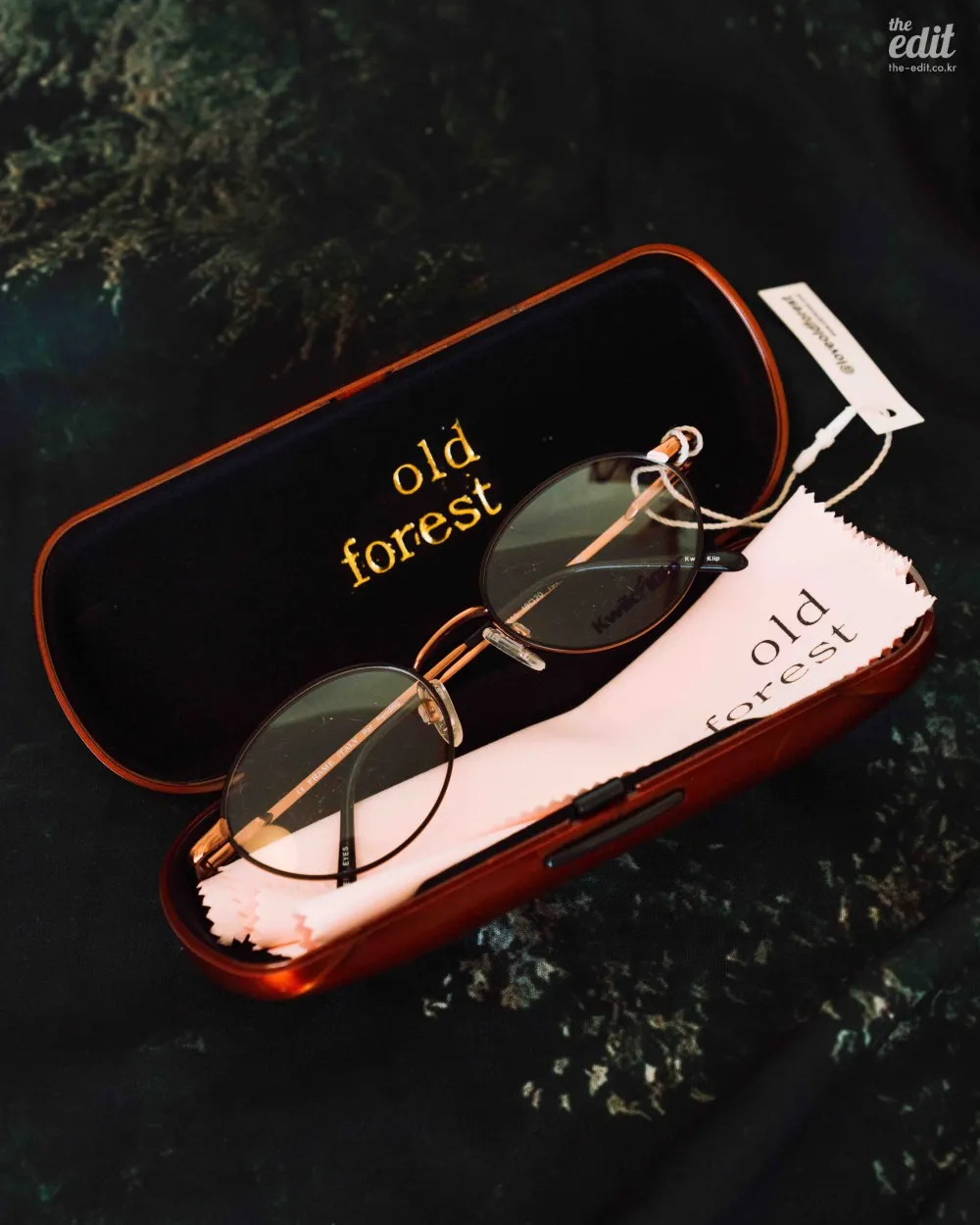 Oraedoen Sup vintage accessory shop with retro frames and jewelry