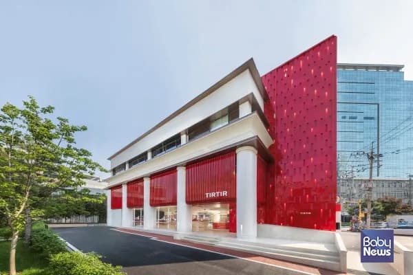 TIRTIR Seongsu flagship store interior beauty experience zone