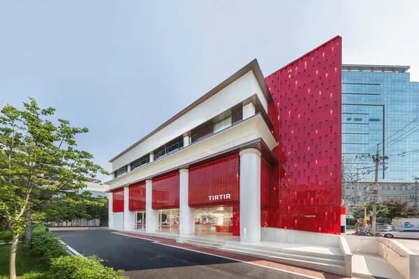 TIRTIR Seongsu flagship store product display and shade finder station